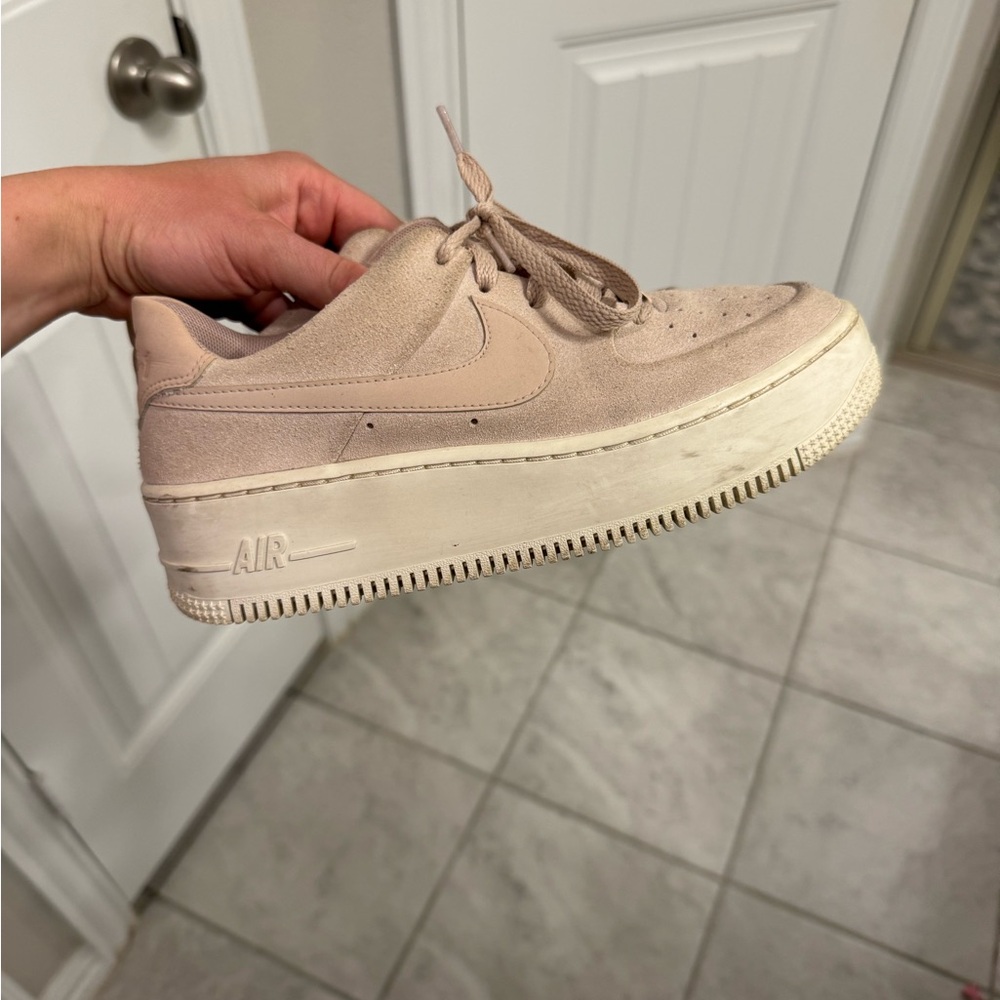 Nike Women's Light Beige Sneakers